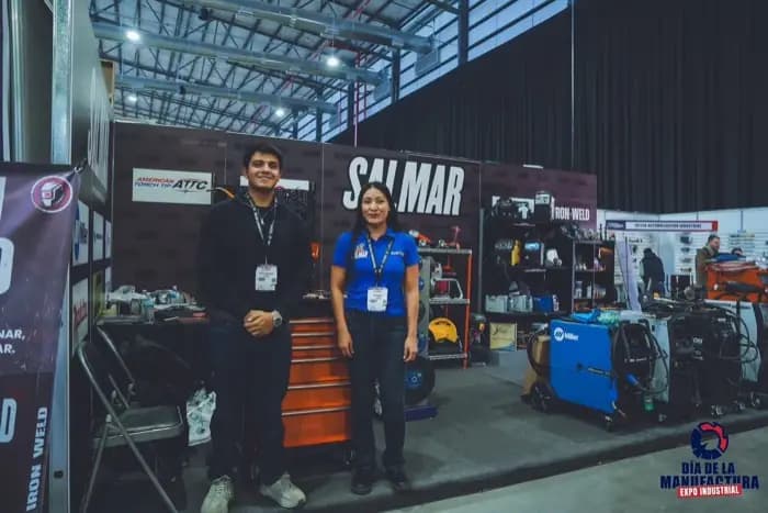 Equipo de Salmar Herramientas en su stand de exhibición.
