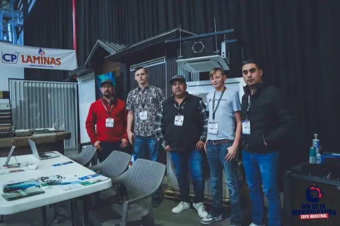 Grupo de expositores en el área de negocios del evento.