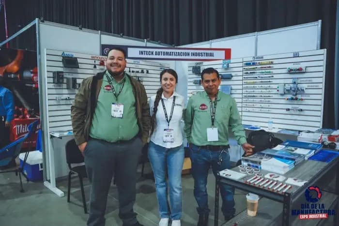 Expositores atendiendo a visitantes en el piso de la expo.