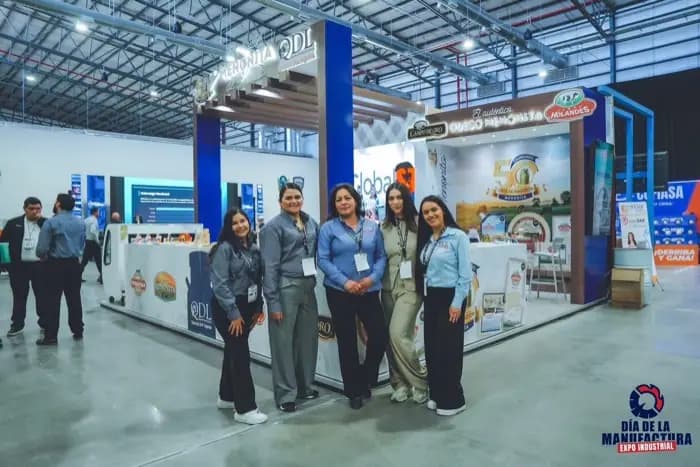 Stand institucional con visitantes durante la expo industrial.