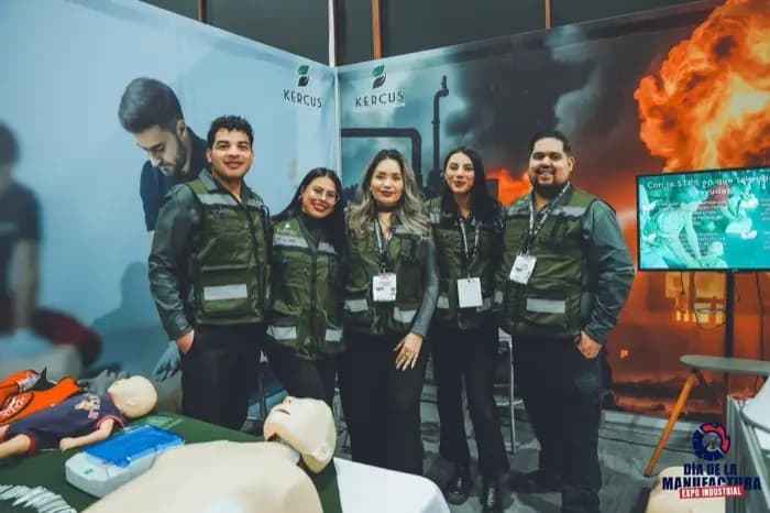 Equipo de Kercus en su stand de seguridad industrial y primeros auxilios.