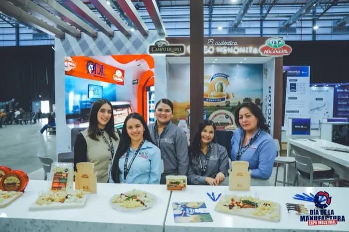 Visitantes en un stand de proveeduría para la industria alimentaria.