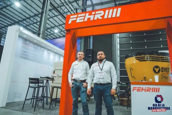 Maquinaria Fehr exhibida en el piso del evento.