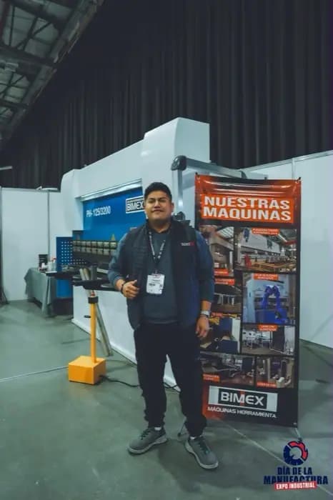 Expositor de Bimex junto a una plegadora de lámina.