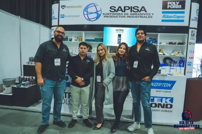 Equipo de Sapisa atendiendo su stand.