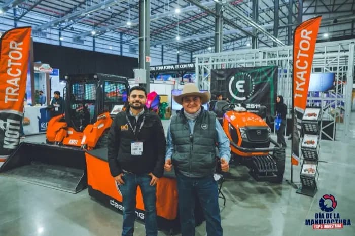 Visitantes junto a un tractor exhibido en el evento.