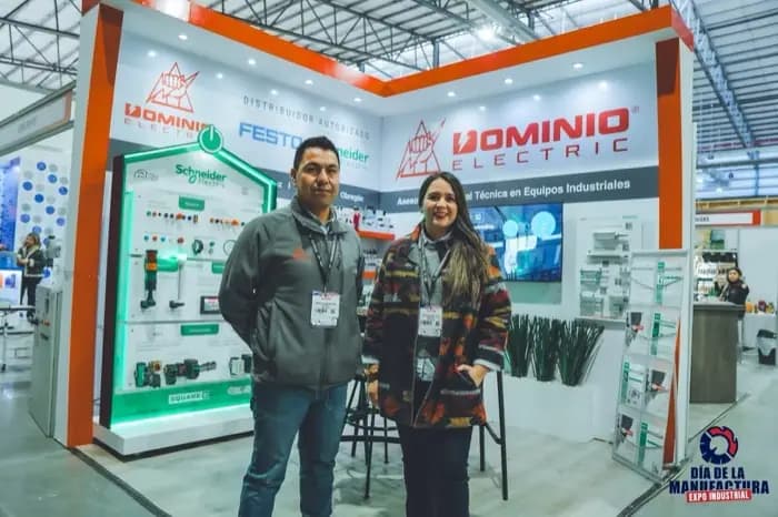 Stand de Dominio Eléctrico con producto y personal.