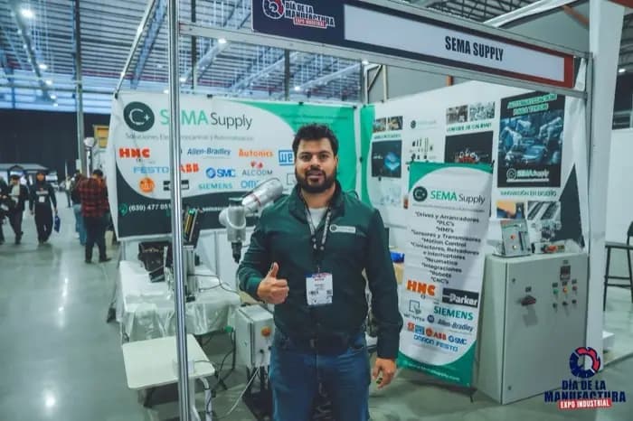 Expositor de suministros industriales en su stand.