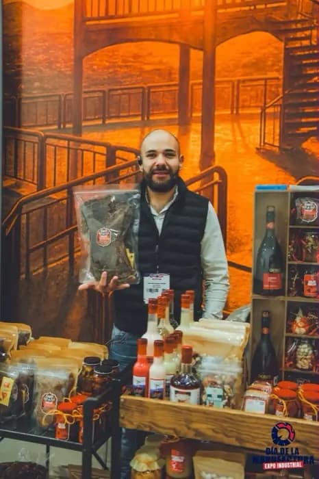Expositor en un stand con iluminación ambiental cálida.