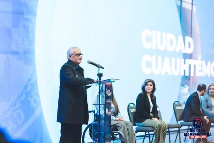 Autoridades durante el mensaje inaugural del evento.