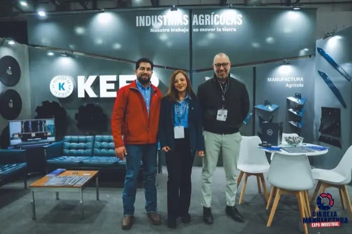 Equipo de Industrias Agrícolas en su área de exhibición.