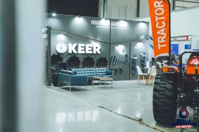 Stand de KEER con llantas y refacciones agrícolas.