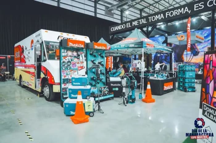 Unidades de servicio equipadas exhibidas en el piso.