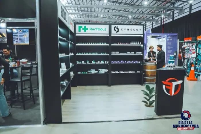 Stand con producto de proveeduría industrial.