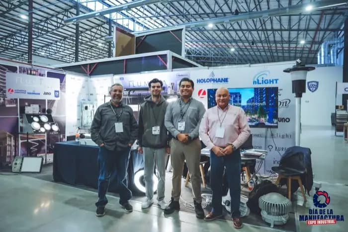 Expositores del evento en su stand de cierre de jornada.