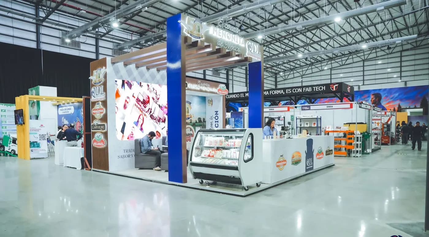 Piso de exposición de un evento de CANACINTRA Cd. Cuauhtémoc, con stands de empresas de la región.